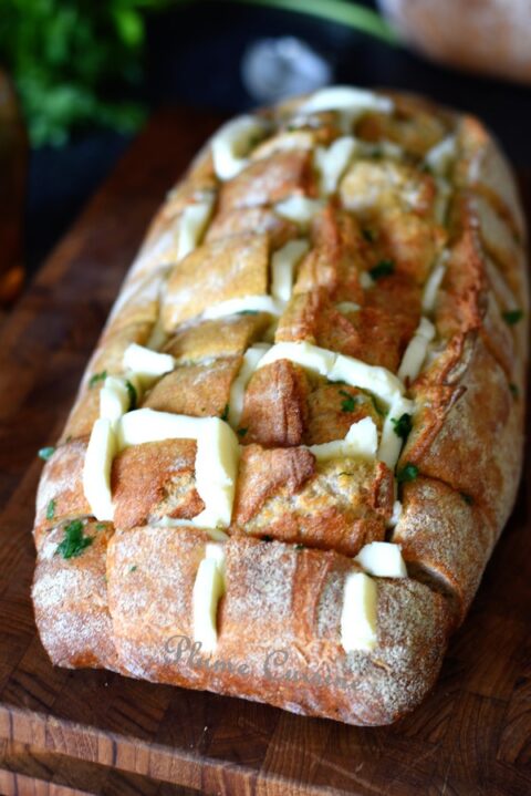 Pain à partager garni de mozzarella pour l'apéritif.