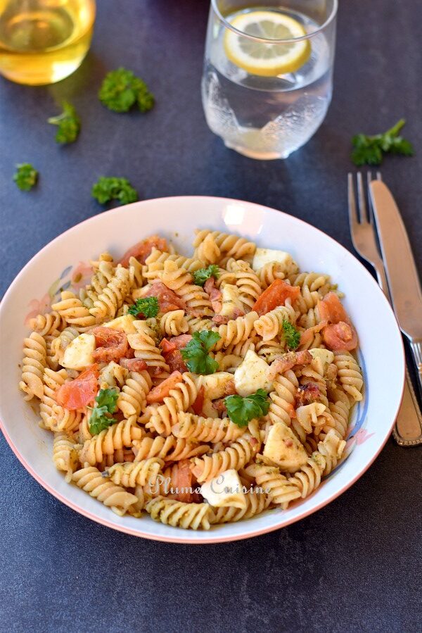 Pâtes-tomates-pesto-lardons-recette