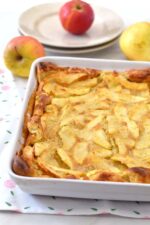 Pancake aux pommes au four dans un plat rectangulaire