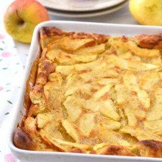 Pancake aux pommes au four dans un plat rectangulaire