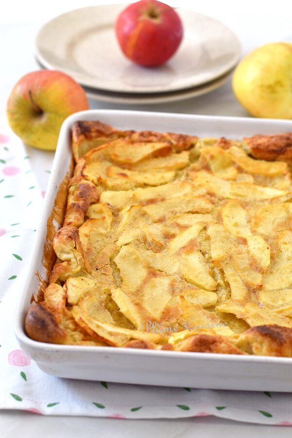 Pancake aux pommes au four dans un plat rectangulaire