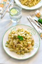 Assiette de pâtes crémeuses aux brocolis et poulet