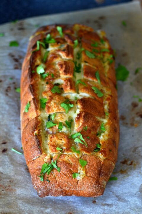 Pull apart bread au fromage fondu prêt à déguster.