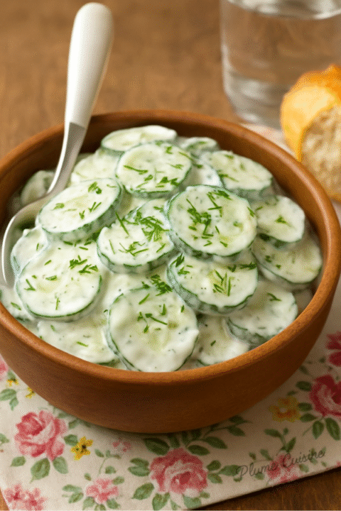 Salade de concombres à la crème, prête à être servie