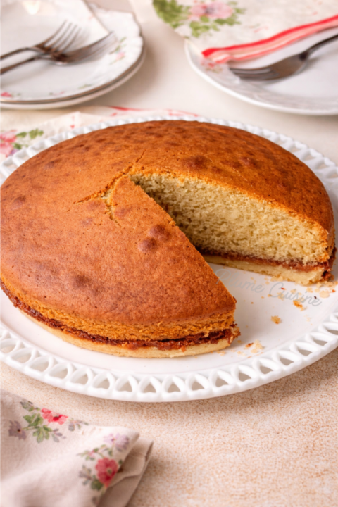 Gâteau amour caché antillais sur une assiette blanche de service