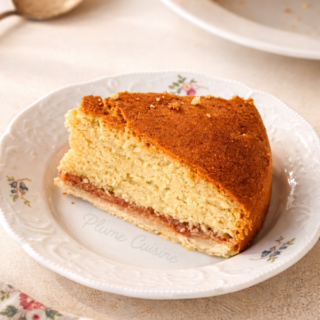 Tranche de gâteau amour caché antillais sur une assiette