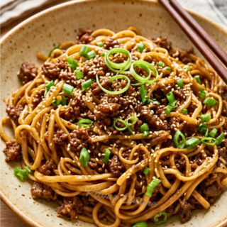 Assiette généreuse de nouilles au boeuf haché mongolien