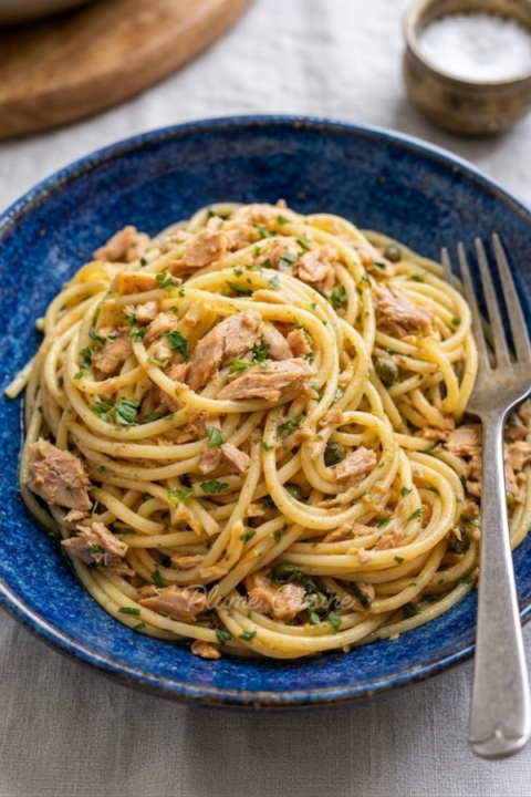 Pâtes au thon à l'ail dans une assiette bleue