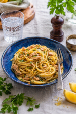 Pâtes au thon à l'ail dressés dans une belle assiette bleue