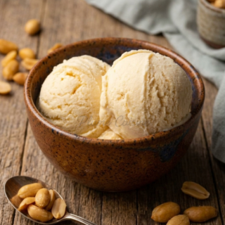 Deux boules de glace au beurre de cacahuète dans un petit bol