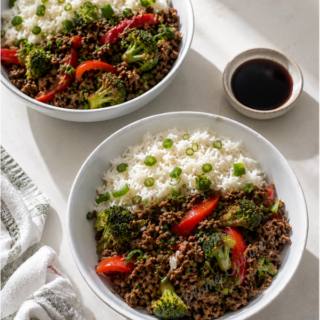 Riz et Bœuf haché sauté aux légumes façon asiatique dasn un bol