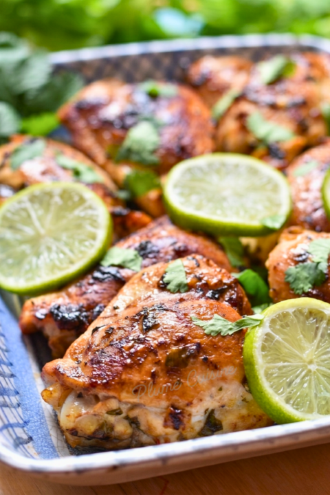Cuisses de Poulet croustillant au citron vert et coriandre dans un joli plat