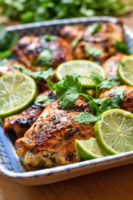 Plat avec des cuisses de poulet croustillant au citron vert et coriandre