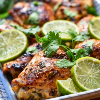 Plat avec des cuisses de poulet croustillant au citron vert et coriandre