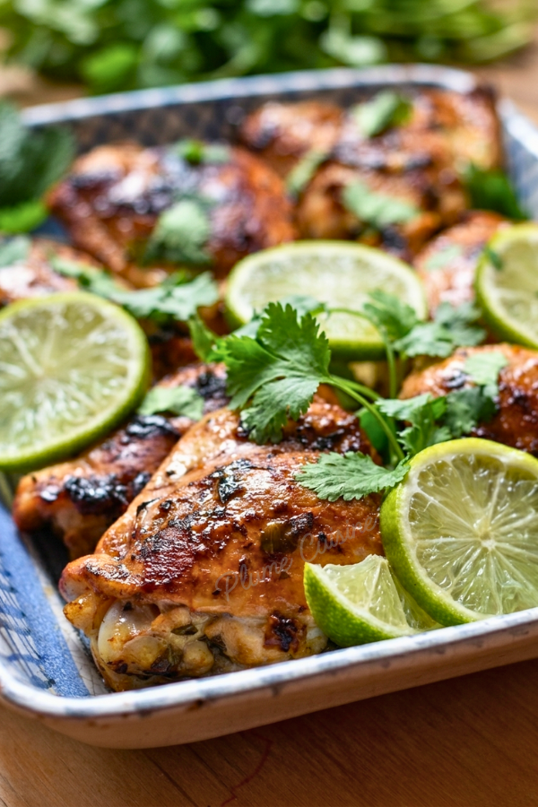 Plat avec des cuisses de poulet croustillant au citron vert et coriandre