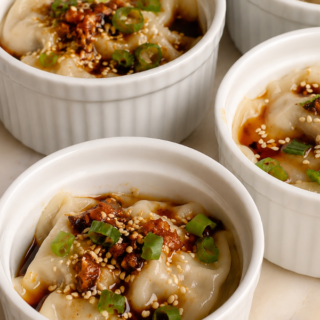 Délicieuses lasagnes de dumplings asiatiques dans des ramequins