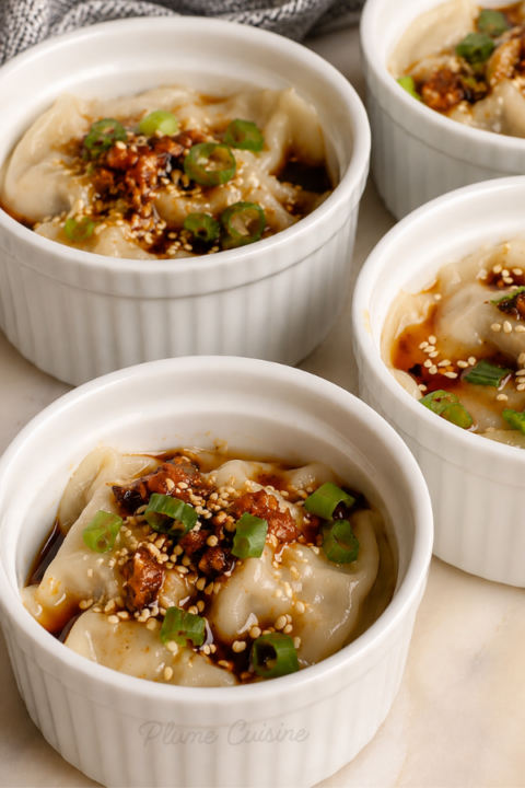Lasagnes de dumplings asiatiques dans de petits ramequins blancs