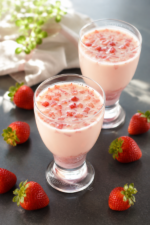 Lait à la fraise coréen fait maison avec de la purée de fraises au fond du verre.