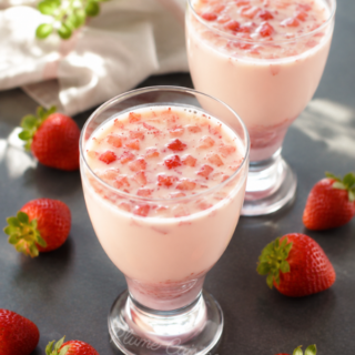 Lait à la fraise coréen fait maison avec de la purée de fraises au fond du verre.