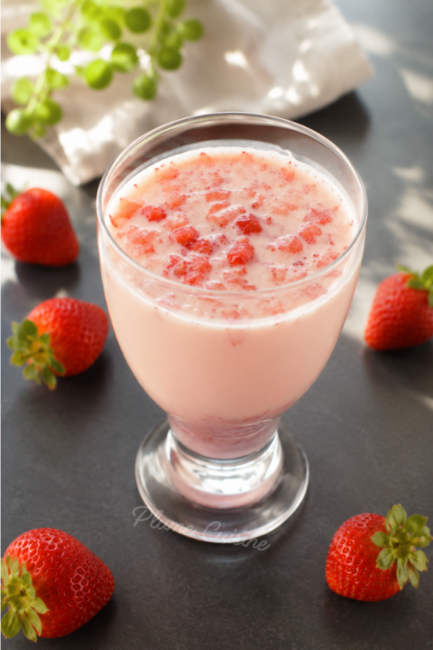 Verre de lait à la fraise coréen préparé avec des fraises fraîches et du lait concentré sucré.