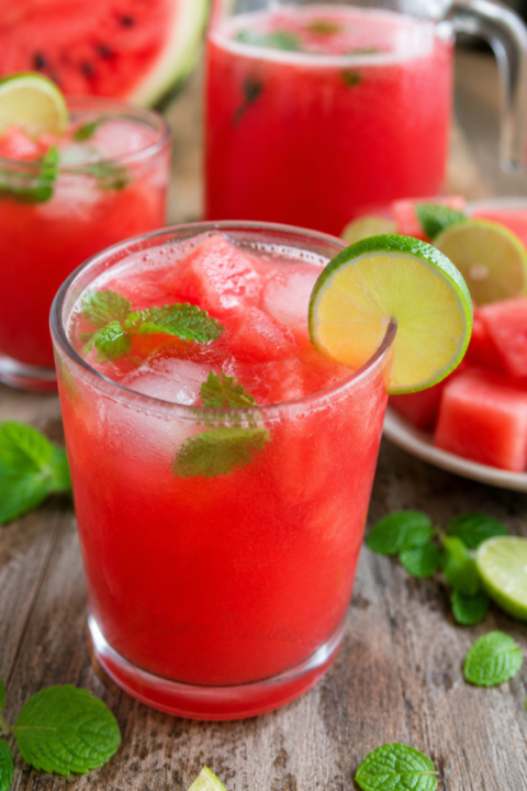 Verre d'agua fresca à la pastèque bien fraîche avec des dés de pastèque.