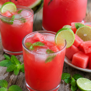 Agua fresca à la pastèque servie avec dés de pastèque, glaçons menthe fraîche.