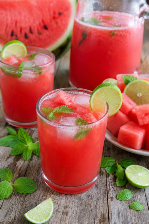Agua fresca à la pastèque maison avec glaçons, menthe et citron vert.