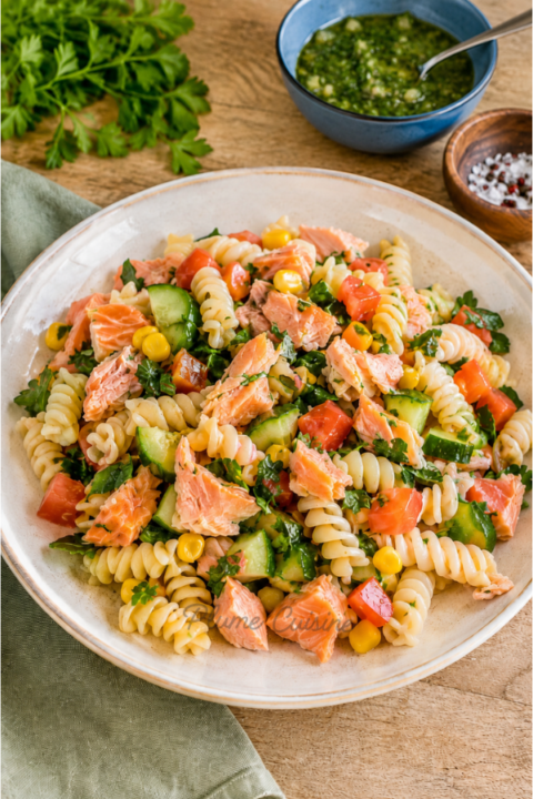 Salade de pâtes au saumon fumé chaud et sauce verte