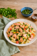 Salade de pâtes au saumon fumé avec sauce style sauce chimichurri