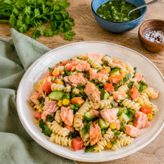Salade de pâtes au saumon fumé avec sauce style sauce chimichurri