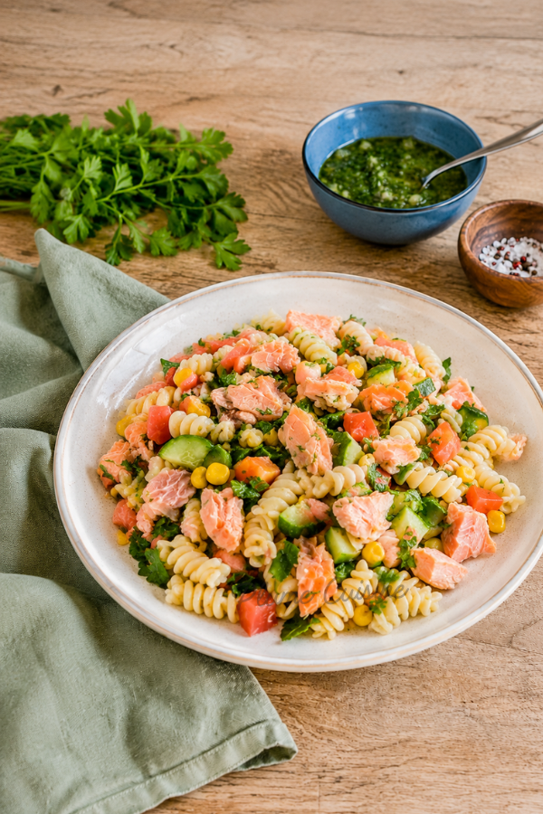 Salade de pâtes au saumon fumé avec sauce style sauce chimichurri