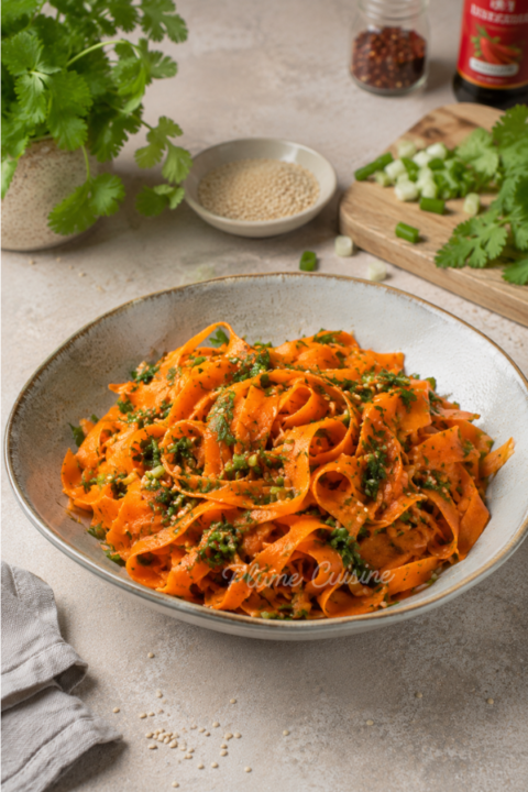 Salade de carottes coréenne dans une belle assiette beige.