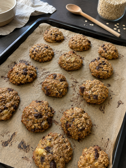 Cookies banane avoine et chocolat sur une plaque de cuisson