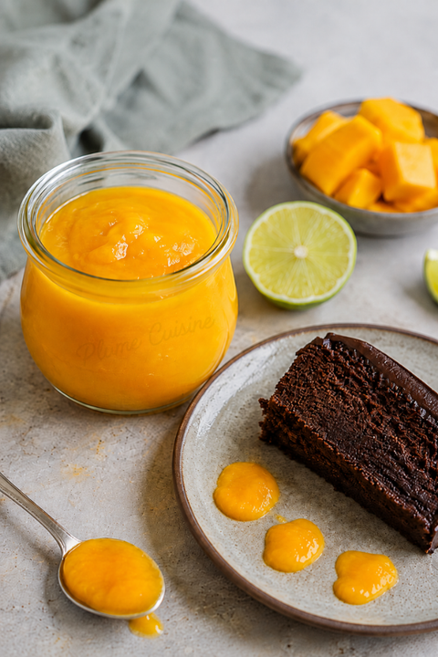Coulis de mangue servi avec une part de gâteau au chocolat