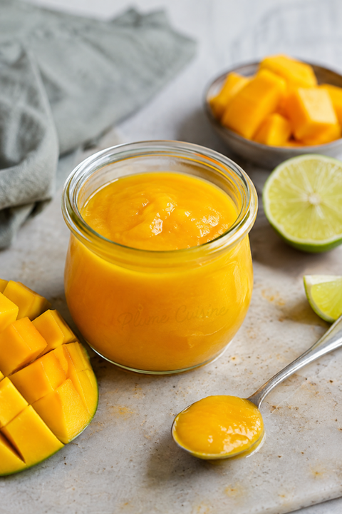 Coulis de mangue maison dans un petit pot en verre