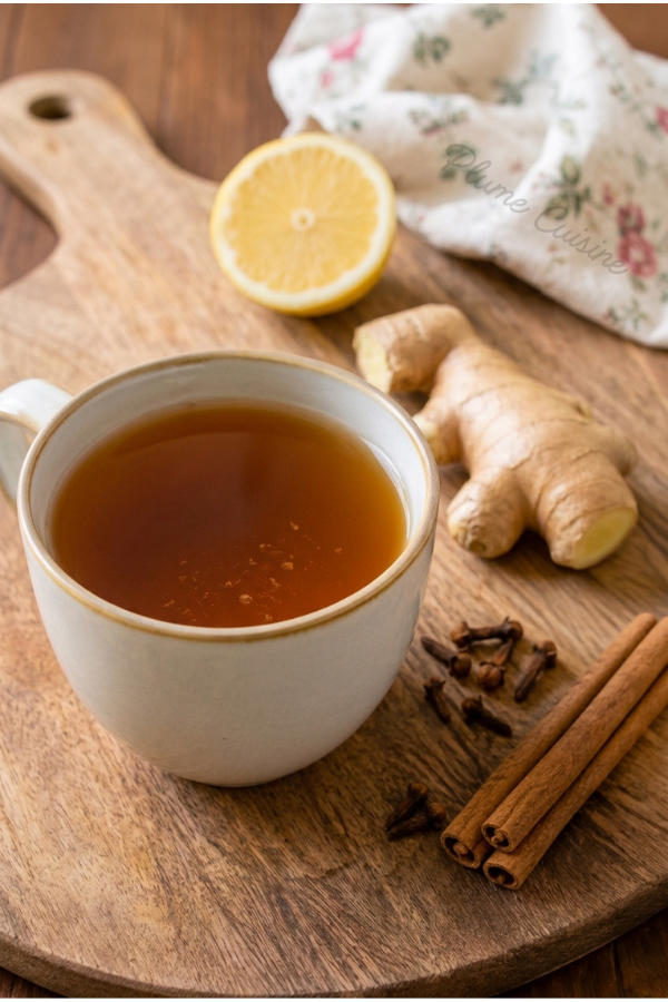 Tasse de thé au gingembre, à la cannelle et aux clous de girofle