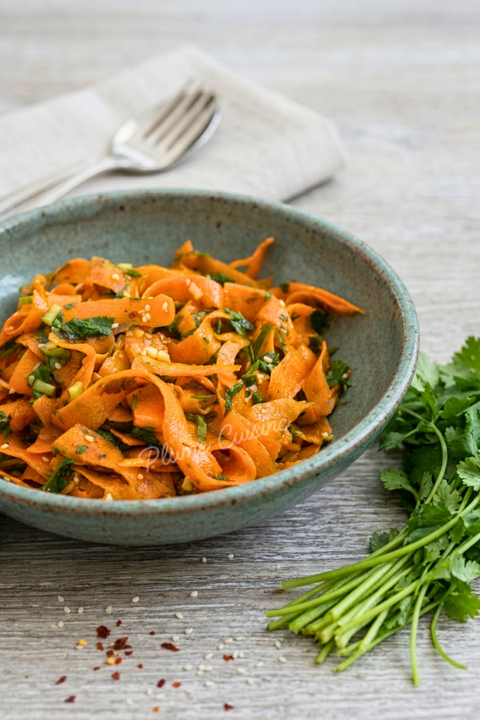 Salade de carottes coréenne en rubans avec coriandre et graines de sésame.