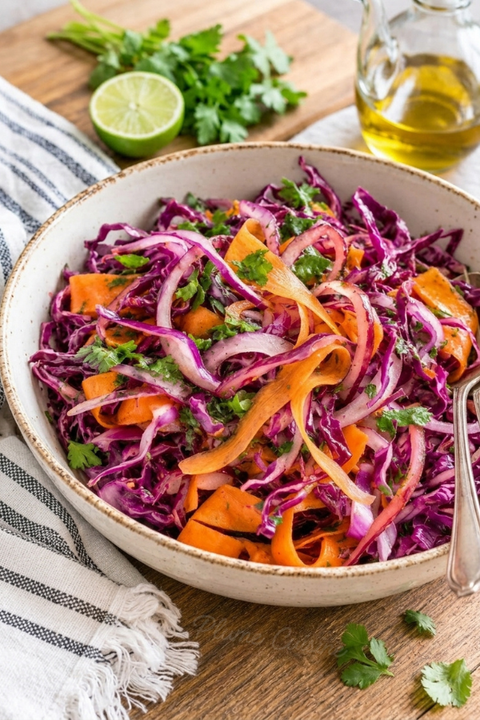 Salade de chou rouge et carottes décoré de persil haché