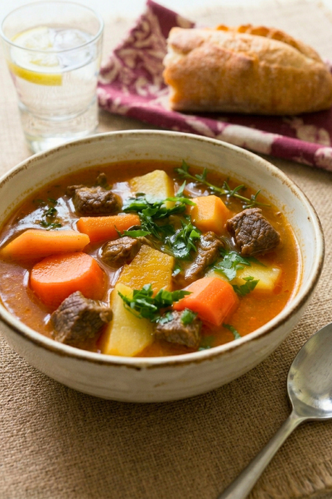 Soupe de bœuf aux légumes maison, avec morceaux de viande tendre, carottes et pommes de terre dans un bouillon parfumé.