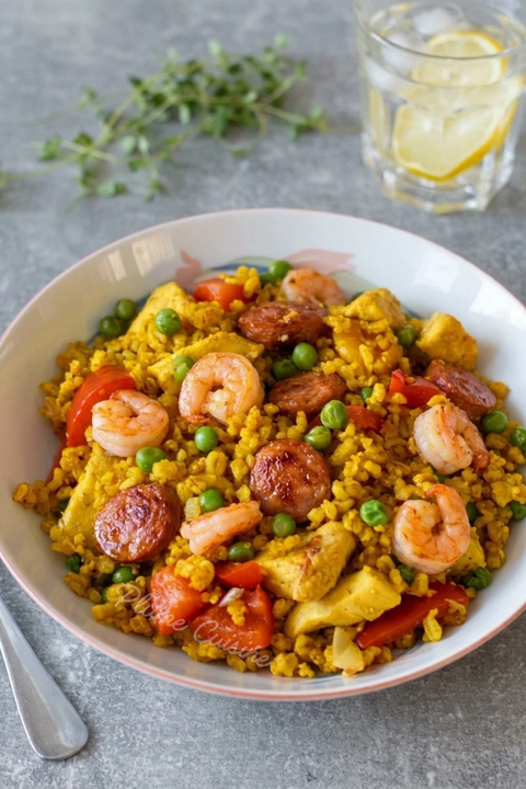 Assiette de paella à l'ebly faite maison avec crevettes et chorizo.