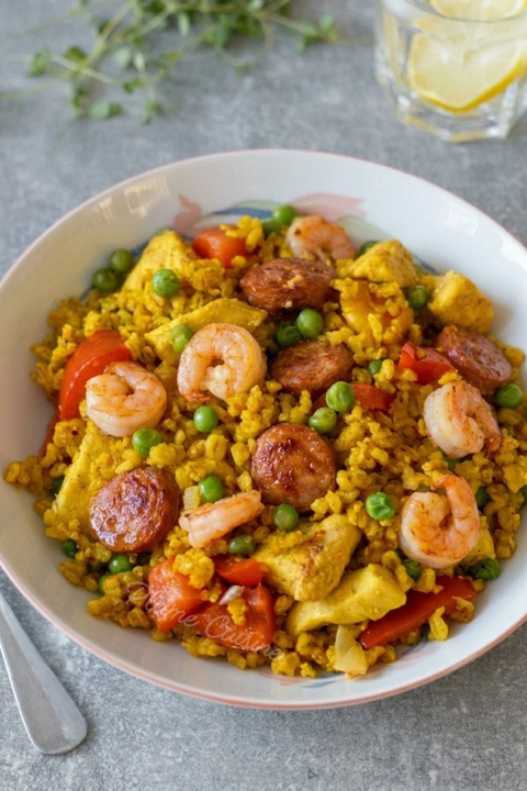 Assiette de paella à l'ebly faite maison avec crevettes, poulet et chorizo.